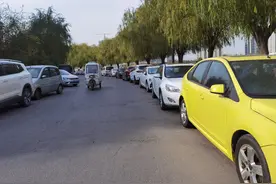 上百辆汽车占道停放，这里的居民遭遇“行路难”图片