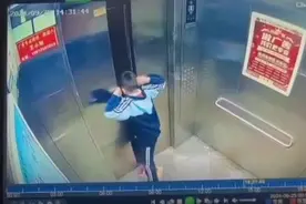 山西一小区电梯故障小孩扒门逃生！父亲：按3次警铃不响，担心上课迟到自救，当地回应图片