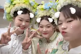 全红婵戴簪花和弟弟妹妹合影，全红月变漂亮了，全进鹏比姐姐高图片