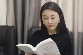不雅聊天的长沙女干部，她的一帧读书照，折射出形式主义的新花样图片