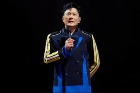 张信哲家人曝光，前女友竟然是熟悉的人，难怪这么优秀。图片
