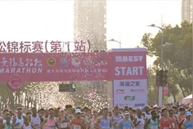 无锡马拉松“野鸳鸯”事件后续！更多照片被扒，公司和拍摄者回应图片