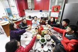 曙光照进“一线天”，十年期盼终梦圆！浦东杨思老街2号地块居民在老宅的最后一顿年夜饭图片