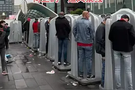 大开眼界！荷兰露天厕所成美丽风景线，旁边还有女生引网友热议！图片