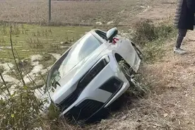 雪上加霜！事故车辆被救援时又发生侧翻，保险公司拒赔二次事故损失，法院判了！图片