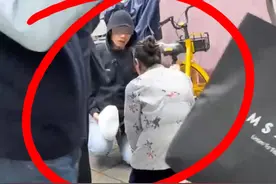 心酸！武汉卑微女导游雨中下跪磕头，祈求小伙删差评，否则丢工作图片