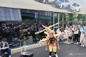 LOW！杭州漫展coser模拟科比坠机引争议，低劣恶俗行为令人发指！图片