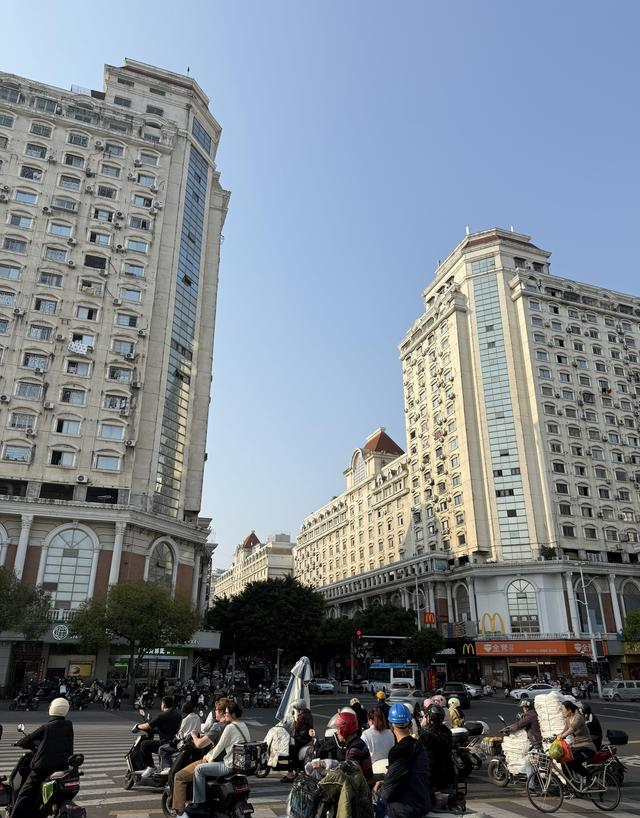 美国朋友来福州旅游，回国后一个劲摇头：中国已经是超一等国家了