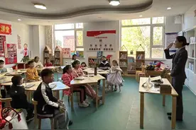 “九九重阳，亲老敬老”儿童手工树叶贺卡制作活动为老人送祝福图片