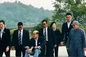 96岁李嘉诚再多钱也带不走，最终还是油尽灯枯，终究留下一个传奇图片
