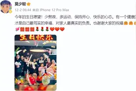 洪欣前夫莫少聪晒生日照，老婆儿子不见踪影，仅有小女儿贴心陪伴图片
