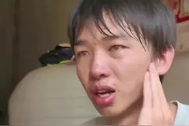 襄阳男孩父母双亡考上大学，哭着说：基本没人管我！评论让人破防图片