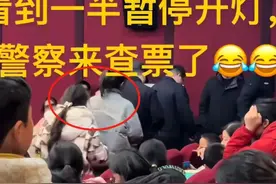 江苏电影院《哪吒2》突然暂停，警察查票带走俩女生，网友炸锅！图片