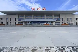 探访成贵高铁线上离县城最远的高铁站，离城区几十公里图片