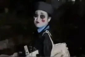 居民心惊肉跳！女子半夜戴上僵尸服漫步小区，恐怖场景惊现！图片