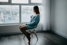 心理学视角解读：女性为何倾向于接受男人的请求而非拒绝？图片