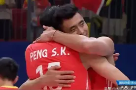 有趣！看看男排队员张景胤赛场上一双无处安放的手，有点撩人图片
