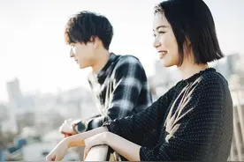 我爱上了比我小十岁的男人，我有点担心图片