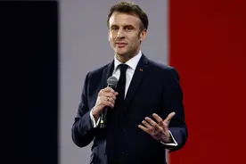 马克龙民调支持率创新低，要在南海找威风？法国航母战巡咄咄逼人图片