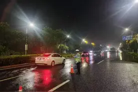 暴雨夜，郑州交警守护您平安回家图片