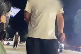 网传女大学生校门口卖糖葫芦遭多名男子威胁？视频中男子称“摆摊影响我们”；警方：正在了解，不便透露图片