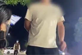网传女大学生校门口卖糖葫芦遭多名男子威胁？视频中男子称“摆摊影响我们”；警方：正在了解，不便透露图片