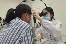 眼前突现黑影，这种眼病拖不得！图片