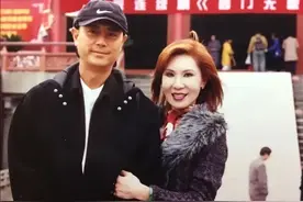 1998年《西门无恨》开机仪式上的男女图片