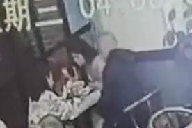 四川内江俩女孩拒绝领桌男子陪酒要求被打图片