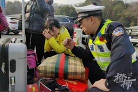 为了回谁家过年，高速上一路开车一路吵，老公一气之下，把妻子儿女丢在建德服务区开车走了图片