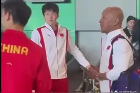 国乒巴黎回京，柳丁大头同框，龙队大迪热聊，没看到莎莎和coco图片