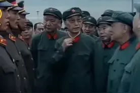 1985年换发八五式军装，师以下干部先行换发，军以上干部随后发放图片