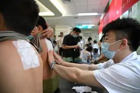 入伏第一天， 一家三代人“组团”来敷贴图片