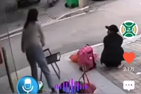 椅子在店外不翼而飞，店主查看监控，却发现了奇葩的一幕图片