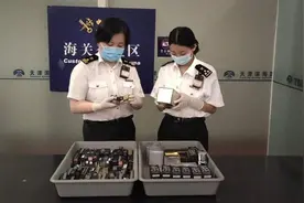 天津海关在旅客行李中查获口红145支，粉底等化妆品40件，该旅客系今年第2次被查获图片