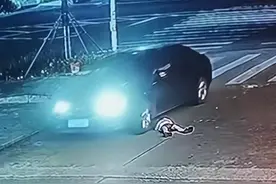 后续!小孩与母亲斗气躺路上遭汽车碾压,小孩留院观察 警方已介入图片