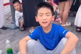 笑喷了！河北爸爸带4个娃游北京被热崩溃，梁静茹给你的勇气吗？图片