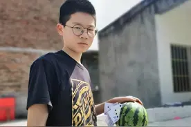 四川14岁初中生，玩扑克牌赚了几十万，登上央视，被称李小龙第二图片