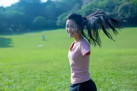 “无臂女孩”杨佩：9岁失去双臂，一度靠乞讨为生，逆袭成大老板图片