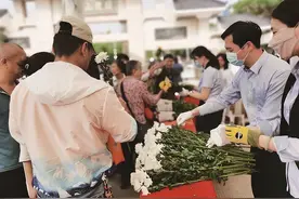 厦门各陵园迎来首个祭扫高峰时段！倡导以鲜花替代纸钱缅怀故人图片