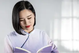 原来如此！妇女主任摘掉口罩后风韵犹存，大家竟然误会了男书记图片