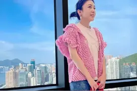 百亿富婆变朴实太太，甘比已不稀罕大牌，爱穿自己织的毛衣图片