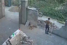 恶毒后奶事件迎大结局：垒高墙建新门，互不打扰。网友却劝他搬走图片