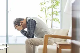 起身时突然头晕目眩，是身体在“报警”？医生：有一种情况要当心图片