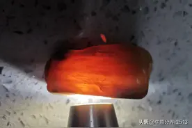 捡雨花石图片