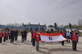 缅怀先烈志共铸中华魂——淮北市双龙实验小学清明祭扫烈士墓活动图片