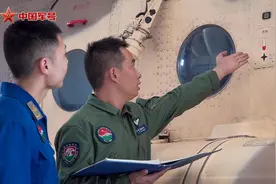 以战位为讲台！致敬军营里的飞行教员图片