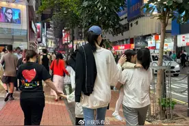 【温馨画面曝光】何猷君奚梦瑶一家逛街，竟然没有一点架子！图片