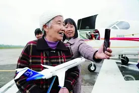 外孙包机，为八旬老人圆“飞行梦”图片