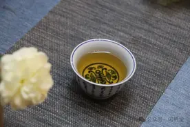 家里放了5年绿茶、红茶、白茶原包装未动，现在还能喝吗？医生为你科普图片